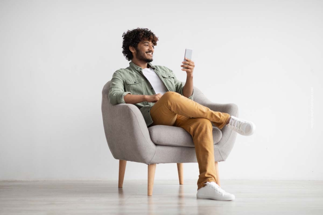 cannabis-online-bestellen-kassel-mann-iphone-ikea-sessel