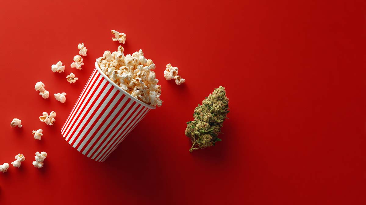 cannabis-weed-kiffen-filme-liste-lustig-stream-kostenlos-popcorn-ausgekippt-bud-rote-wand