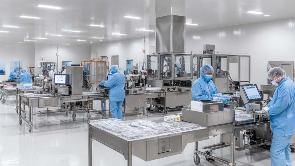 cannabis-hersteller-plantage-doku-foto-verpackung-5-kg-sack-cannabis-mitarbeiter-hoch-rein-raum-arbeit